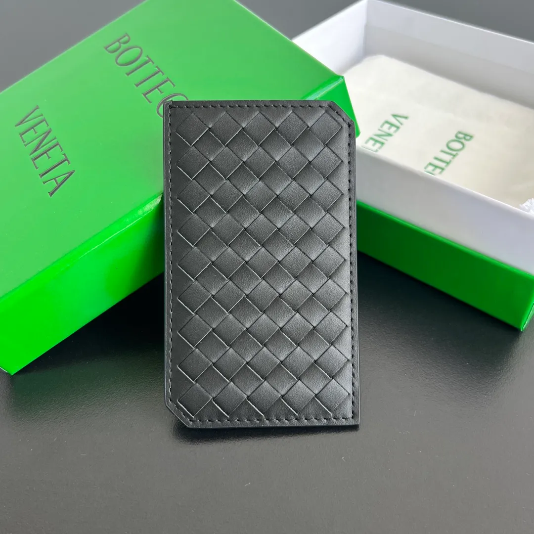 BV’s new 796963 woven Piccolo vertical card holder. The classic small woven work that I miss 0.7 is back. It’s really designed. The calfskin texture is high-end. It’s carefully designed with four card slots and a central compartment. You can also put cash in for daily use. You deserve to have such an thoughtful design. P440 Size: 12*7*0.5 layer cm
